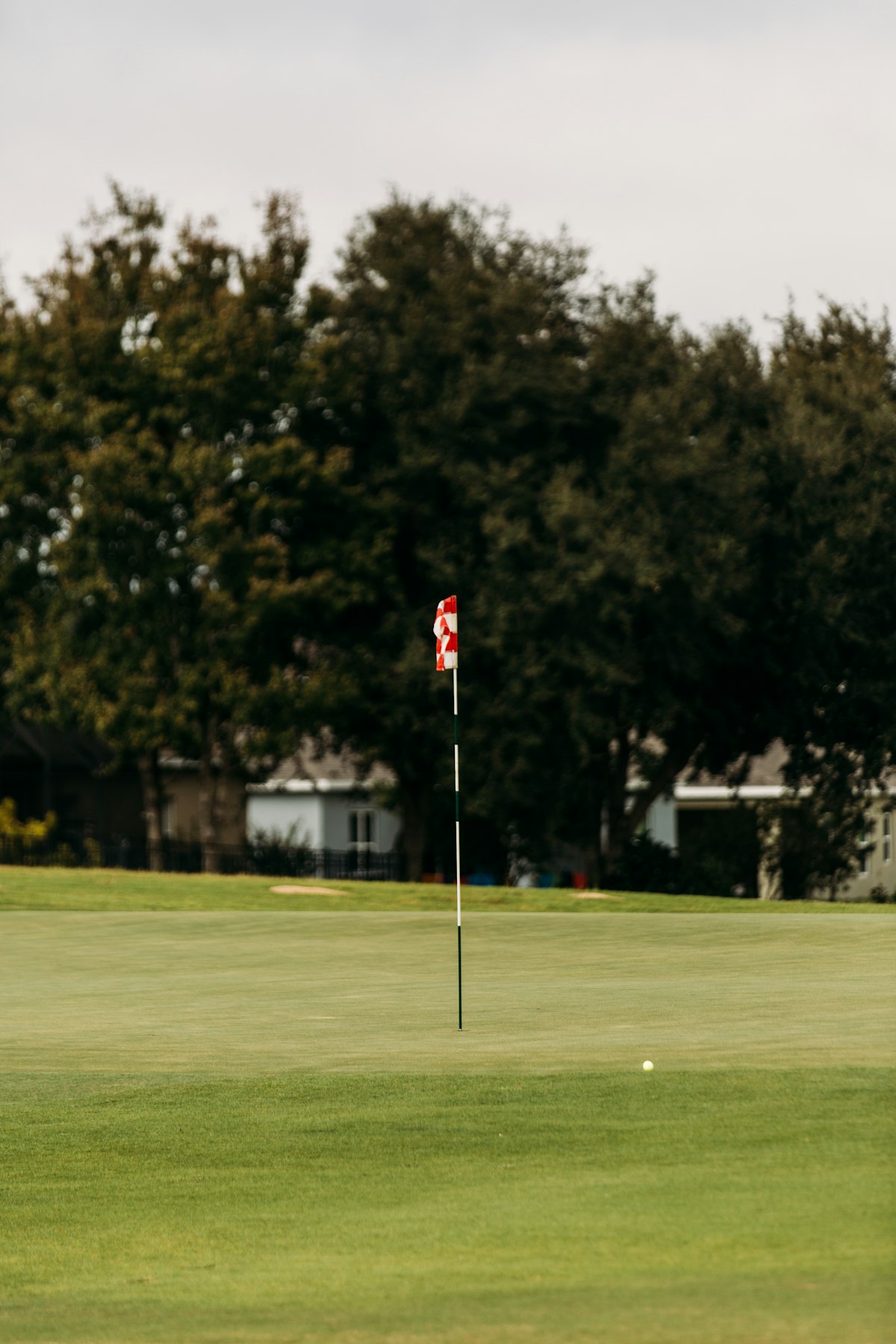 Bunkkerilyönti hiekan pöllähtäessä golfkentällä