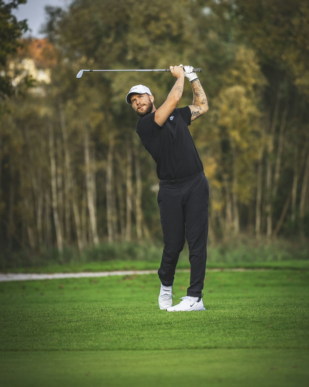 Golffari suorittaa täydellisen swingin golfkentällä